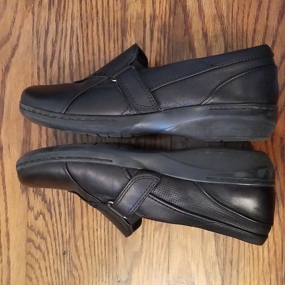 Clark's "Cushion Soft" slip-on shoes. - Picture 6 of 9